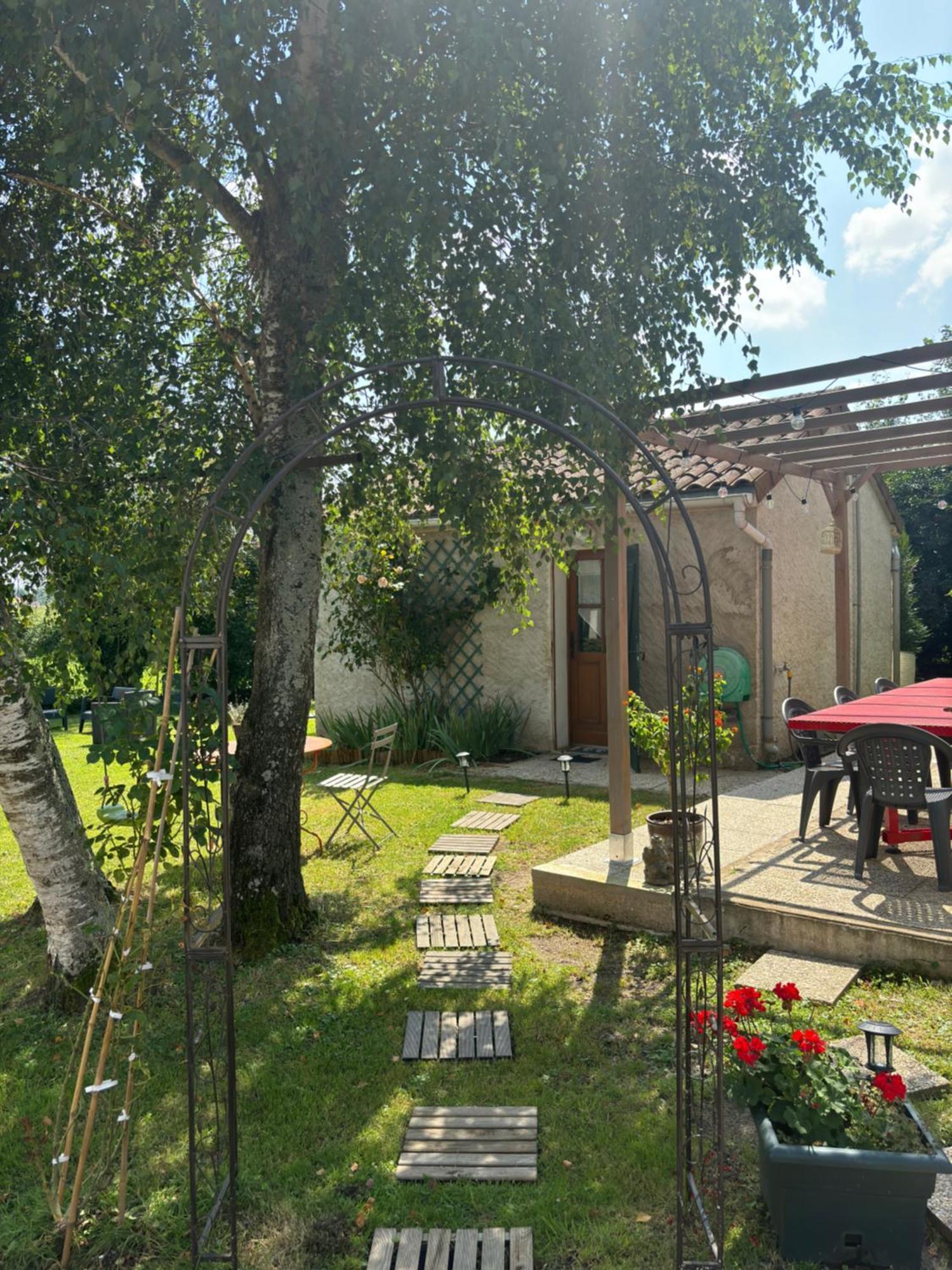 Studio En Auvergne Le Ruisseau Saint-Priest-Bramefant Exterior foto